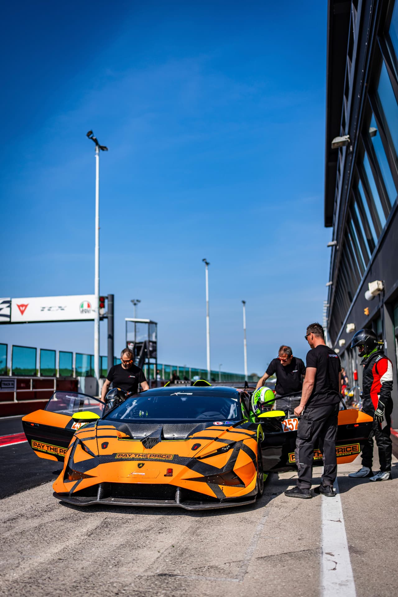 Vettura GT nella pit lane durante una sessione in pista