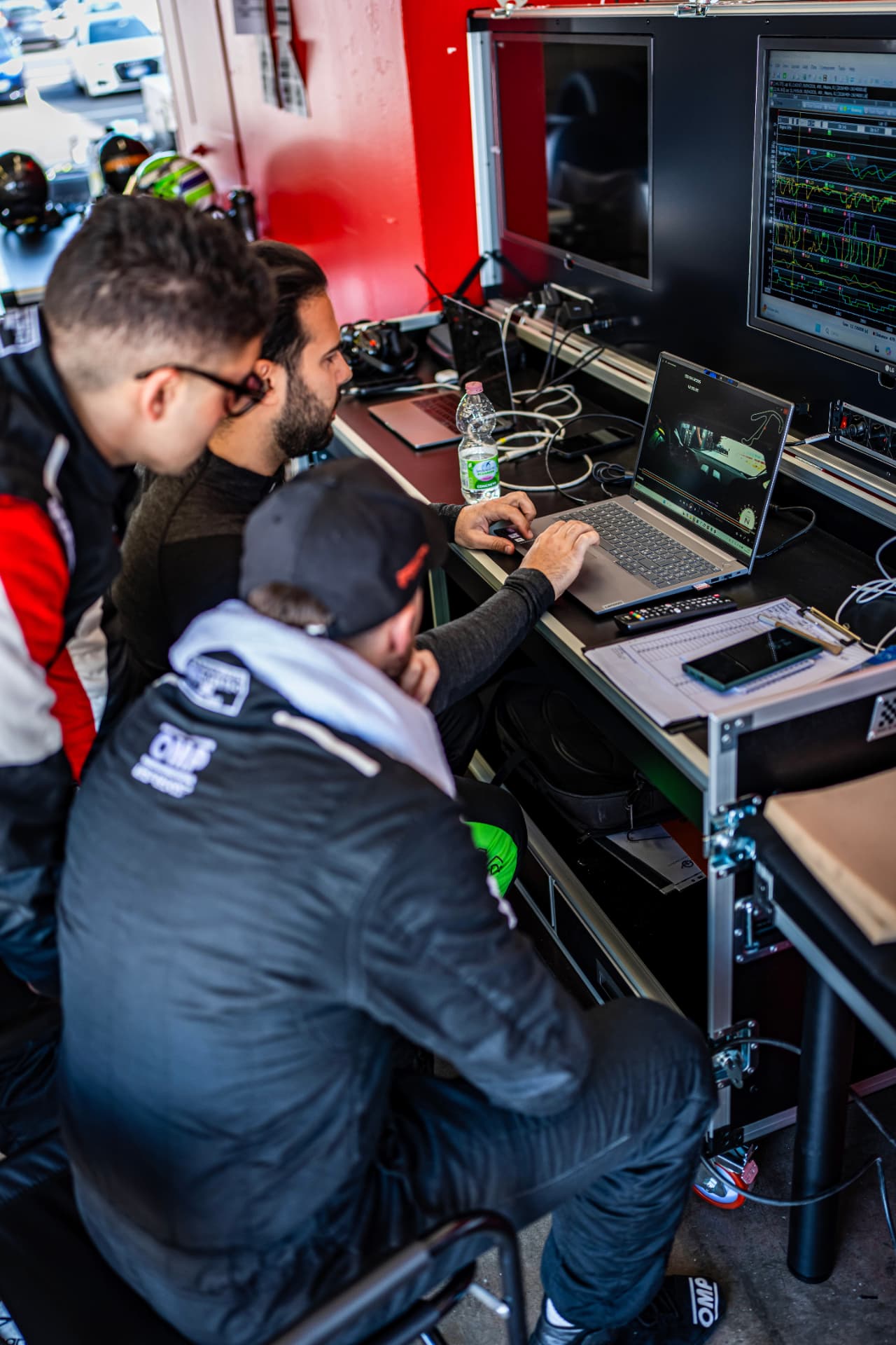 Analisi della telemetria al box durante una sessione in pista